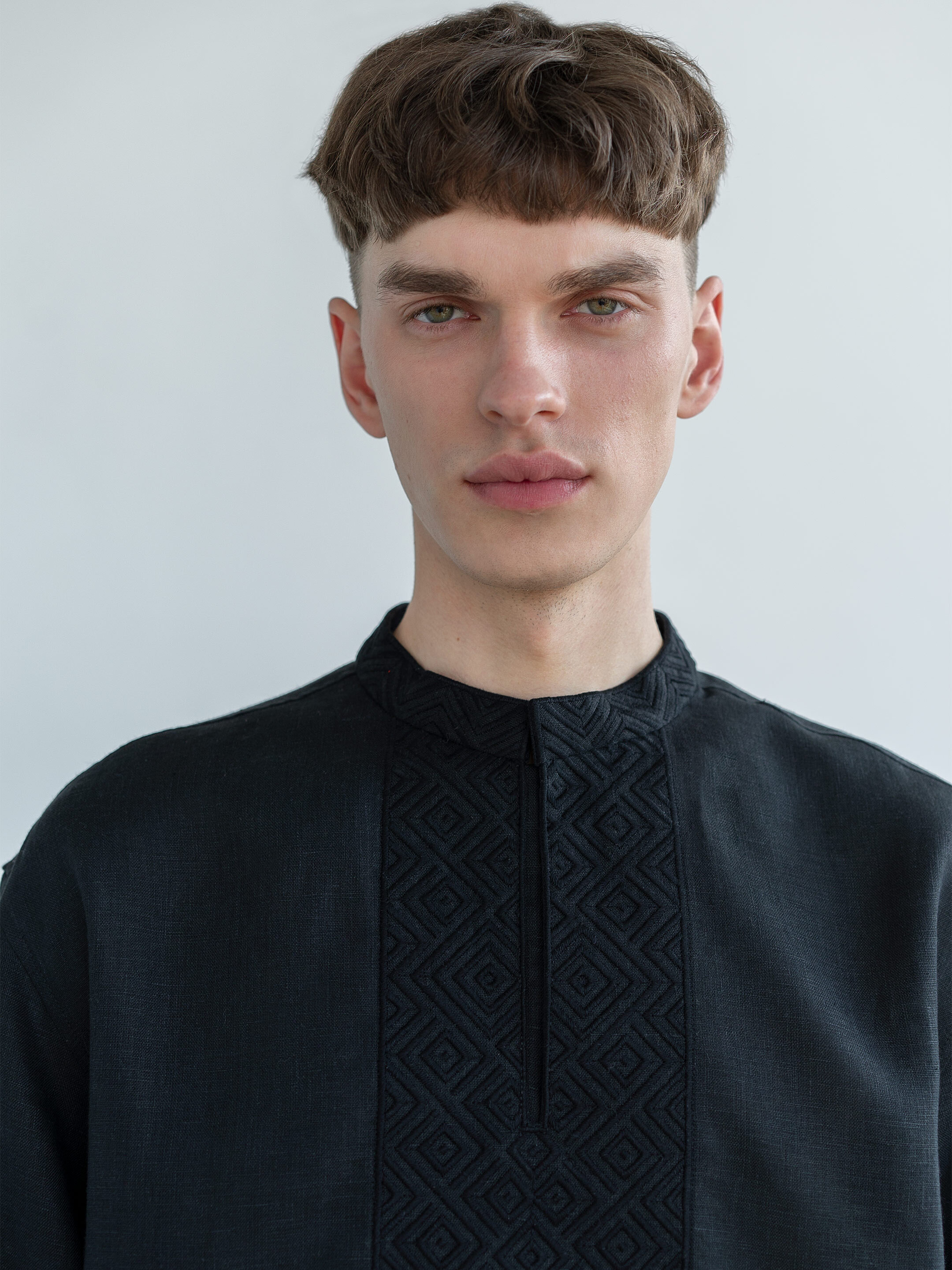 Чоловіча чорна вишиванка з орнаментом в тон «Аполло» обрати
