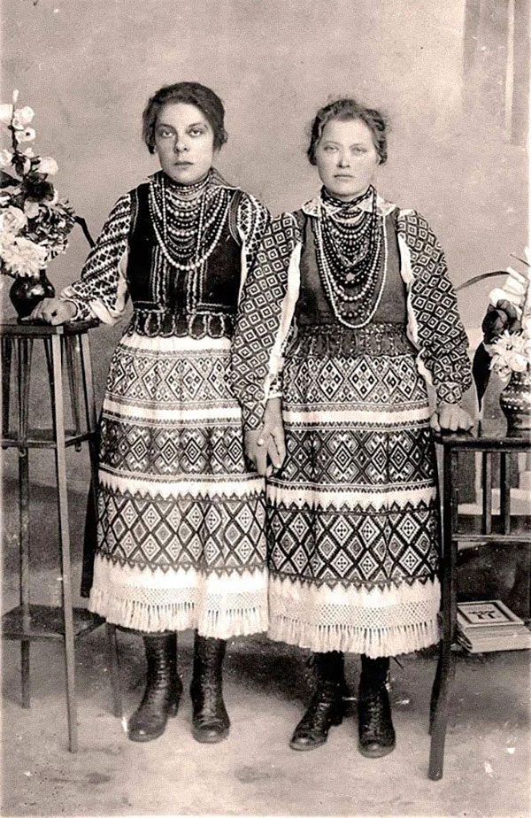 Дві жінки. Село Бродки Львівської області. 1930-ті роки, Опілля.